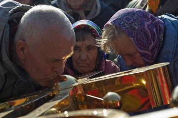 Торжественная церемония установки куполов и крестов на восстанавливаемом Свято-Успенском кафедральном соборе. Витебск. Фото Сергея Серебро