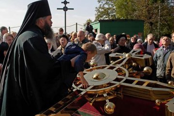 Торжественная церемония установки куполов и крестов на восстанавливаемом Свято-Успенском кафедральном соборе. Витебск. Фото Сергея Серебро