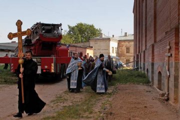 Торжественная церемония установки куполов и крестов на восстанавливаемом Свято-Успенском кафедральном соборе. Витебск. Фото Сергея Серебро