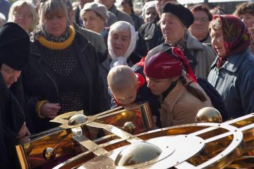 Торжественная церемония установки куполов и крестов на восстанавливаемом Свято-Успенском кафедральном соборе. Витебск. Фото Сергея Серебро