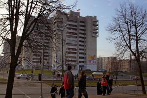 Мірон вывесіў ў Віцебску бел-чырвона-белы сцяг з нагоды 20-гадовага юбілея БНФ. Фота Сержука Серабро