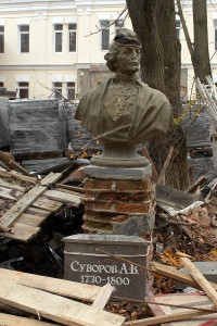 Бюст Аляксандра Суворава сярод будаўнічых матэрыялаў. Фота Сержука Серабро