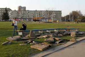 Выкарчоўка дрэваў на плошчы Перамогі ў Віцебску. Фота Сержука Серабро