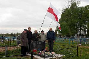 Магілу Уладзіміра Плешчанкі адведалі сябры. Фота Сержука Серабро