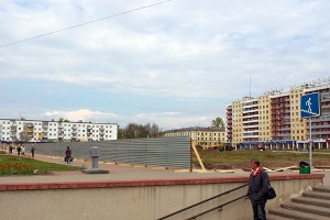 На плошчы Перамогі ў Віцебску ўзводзіцца глухі плот з бляхі. Фота Сержука Серабро