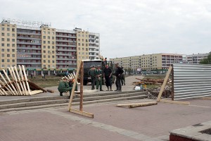 На плошчы Перамогі ў Віцебску ўзводзіцца глухі плот з бляхі. Фота Сержука Серабро