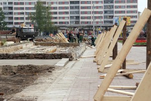 На плошчы Перамогі ў Віцебску ўзводзіцца глухі плот з бляхі. Фота Сержука Серабро