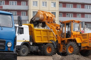 На плошчы Перамогі ў Віцебску ўзводзіцца глухі плот з бляхі. Фота Сержука Серабро