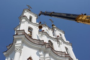 Подъем колоколов на звонницы Свято-Воскресенской церкви Витебска. Фото Сергея Серебро