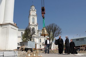 Подъем колоколов на звонницы Свято-Воскресенской церкви Витебска. Фото Сергея Серебро