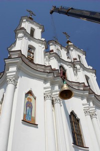 Подъем колоколов на звонницы Свято-Воскресенской церкви Витебска. Фото Сергея Серебро