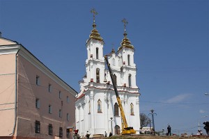 Подъем колоколов на звонницы Свято-Воскресенской церкви Витебска. Фото Сергея Серебро