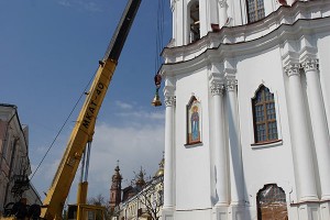 Подъем колоколов на звонницы Свято-Воскресенской церкви Витебска. Фото Сергея Серебро