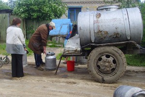 Дастаўка пітной вады ў Барань. Фота М. Кульбакова