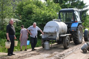 Дастаўка пітной вады ў Барань. Фота М. Кульбакова