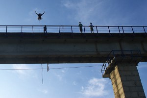 Пад Віцебскам скакалі з маста праз Лучосу. Фота Сержука Серабро