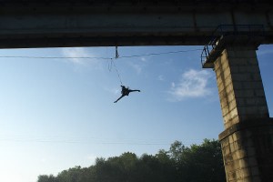 Пад Віцебскам скакалі з маста праз Лучосу. Фота Сержука Серабро