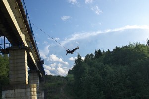 Пад Віцебскам скакалі з маста праз Лучосу. Фота Сержука Серабро