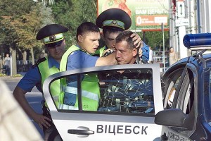 Задержание пьяного водителя на площади Свободы в Витебске. Фото Сергея Серебро