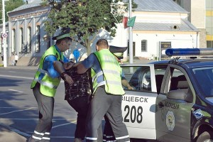 Задержание пьяного водителя на площади Свободы в Витебске. Фото Сергея Серебро