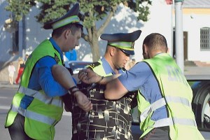 Задержание пьяного водителя на площади Свободы в Витебске. Фото Сергея Серебро