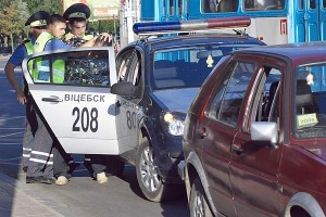 Задержание пьяного водителя на площади Свободы в Витебске. Фото Сергея Серебро