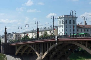 18 ліпеня ў 15:00 пасярэдзіне маста імя Кірава ў Віцебску быў вывешаны бел-чырвона-белы сцяг. Фота Сержука Серабро