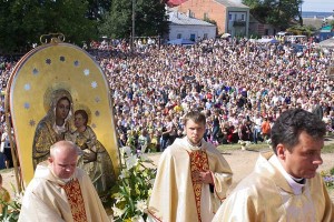 Абраз Маці Божай Браслаўскай Валадаркі Азёраў узносяць у алтар. Фота Сержука Серабро