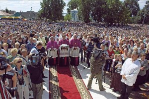 Ахвярныя дары Маці Божай Браслаўскай Валадарцы Азёраў. Фота Сержука Серабро