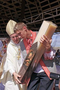 Ахвярныя дары Маці Божай Браслаўскай Валадарцы Азёраў. Фота Сержука Серабро