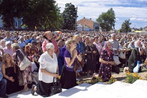 Пілігрымы чакаюць камуніі. Фота Сержука Серабро