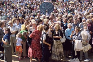 Пілігрымы глядзяць на гало вакол сонца пад час каранцыі абраза Маці Божай Браслаўскай Валадаркі Азёраў. Фота Сержука Серабро