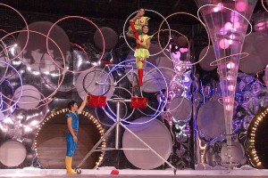 Выступает китайский цирк из Кайфына. Фото Сергея Серебро