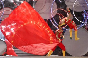 Выступает китайский цирк из Кайфына. Фото Сергея Серебро