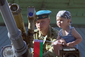 День десантника в 103-й гвардейской мобильной бригаде. Витебск. Фото Сергея Серебро