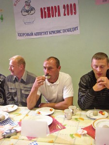 Первый чемпионат по поеданию клёцек «Обжора-2009». Фото Натальи Партолиной