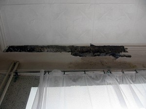 Потолок в школе №2 города Вицебска. Фото пердоставлено родителями учеников школы