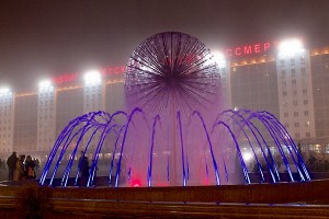 Пробный запуск фонтанов на площади Победы в Витебске. Фото Сергея Серебро
