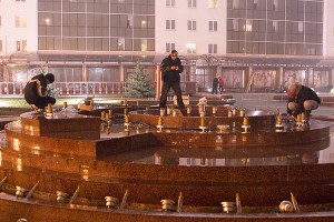 Пробный запуск фонтанов на площади Победы в Витебске. Фото Сергея Серебро