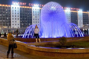 Пробный запуск фонтанов на площади Победы в Витебске. Фото Сергея Серебро