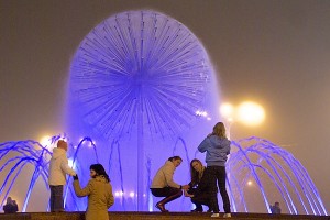 Пробный запуск фонтанов на площади Победы в Витебске. Фото Сергея Серебро