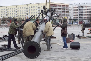 У Віцебску ўжо ставяць навагоднюю ёлку. Фота Сержука Серабро