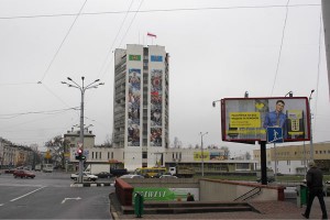 11 лістапада ў Віцебску невядомыя патрыёты Беларусі ўзнялі шматметровы бел-чырвона-белы сцяг над  плошчай Перамогі. Фота Сержука Серабро