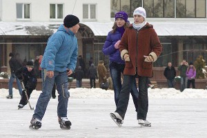 Каток и атракционы на площади Победы. Витебск. Фото Сергея Серебро