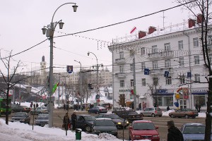 Святочны Віцебск пад бел-чырвона-белымі сцягамі. Фота Сержука Серабро