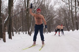 В Витебске моржи устроили полуголые гонки. Фото Сергея Серебро