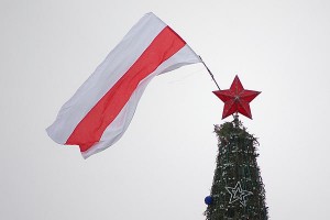 Сцяг на галоўнай ёлцы Віцебска. Фота Сержука Серабро