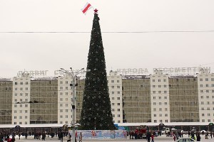 Над галоўнай ёлкай Віцебска ўзнялі бел-чырвона-белы сцяг. Фота Сержука Серабро