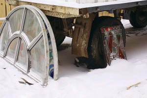 Парэшткі вітражоў валяюцца на будаўнічай пляцоўцы. Фота Сержука Серабро