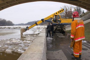 В Витебске разрушили ледяной затор на Двине авто-экскаватором. Фото Сергея Серебро